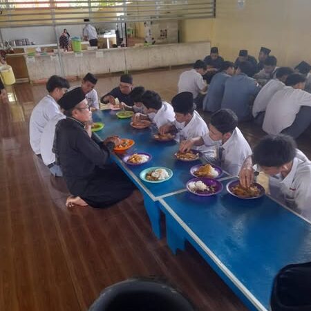 Penerimaan Santri Baru Telah Dibuka! Intip Keakraban KH. Muhammad Syamlan dan Santri IIT Rabbani Bengkulu