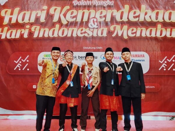 Keren! Santri SMP IT Ma'had Rabbani Borong Juara Pidato OJK di Megamall Bengkulu